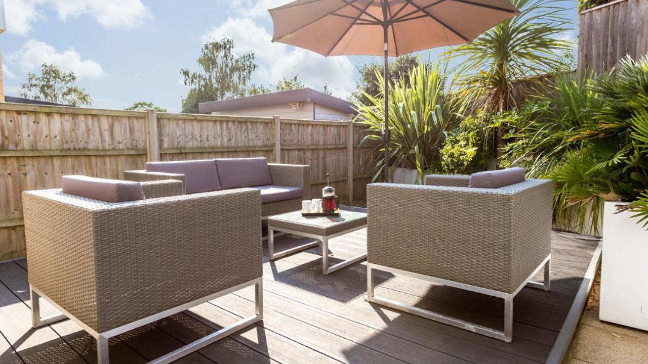 Twin Palms Villa Poole Exterior foto